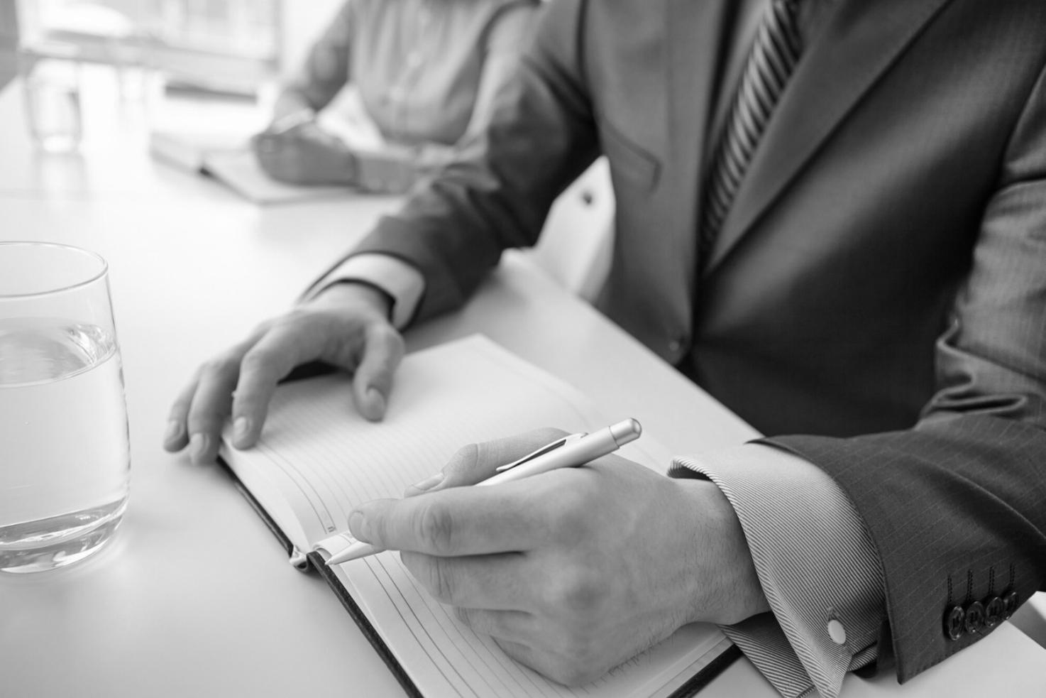 Profesionales trabajando con terminología financiera